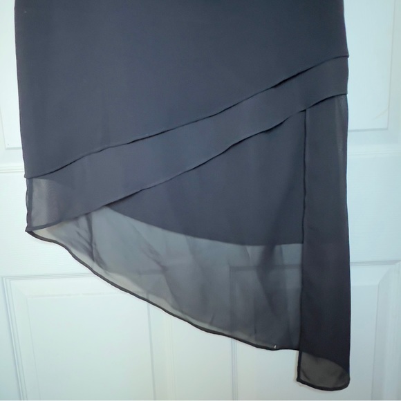 Sleeveless asymmetric black dress - Picture 2 of 7